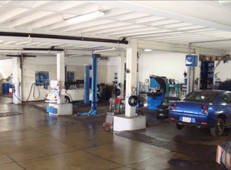 Intérieur de l'atelier — véhicules en cours de réparation